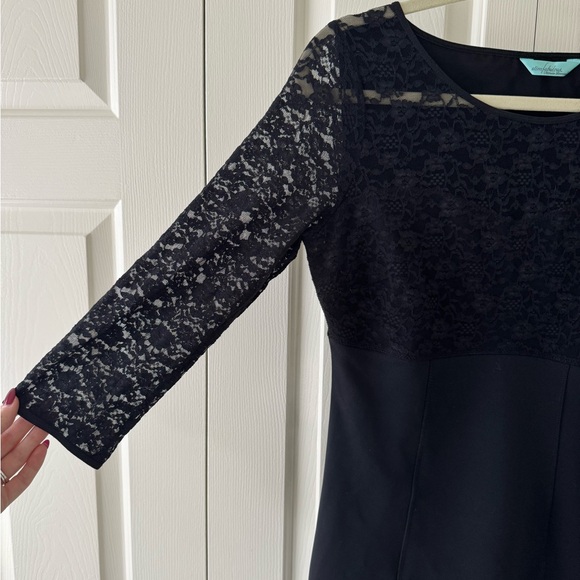 Elegant Black Lace Dress - Picture 3 of 3